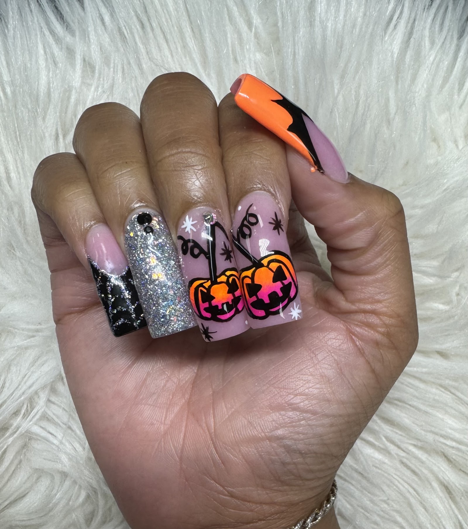 Liquidglamm Nails & Beauty Bar logo